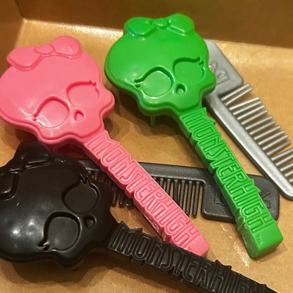 ⭐️ Monster High Skull Hair Brush Comb Bundle Set Green Pink Black Silver Kids - Picture 2 of 3